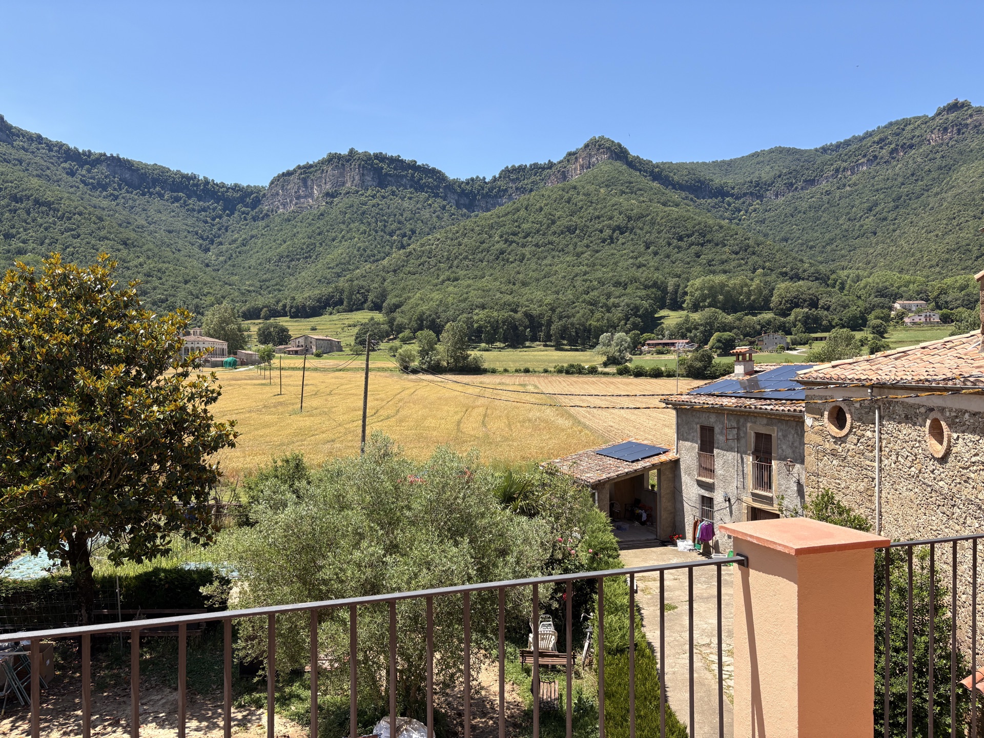 El valle de Hostalets d'en Bas desde la balconada de Can Calet