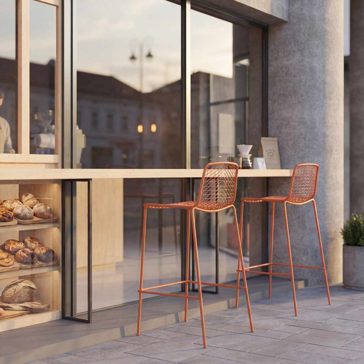 Sillas metálicas naranja en terraza