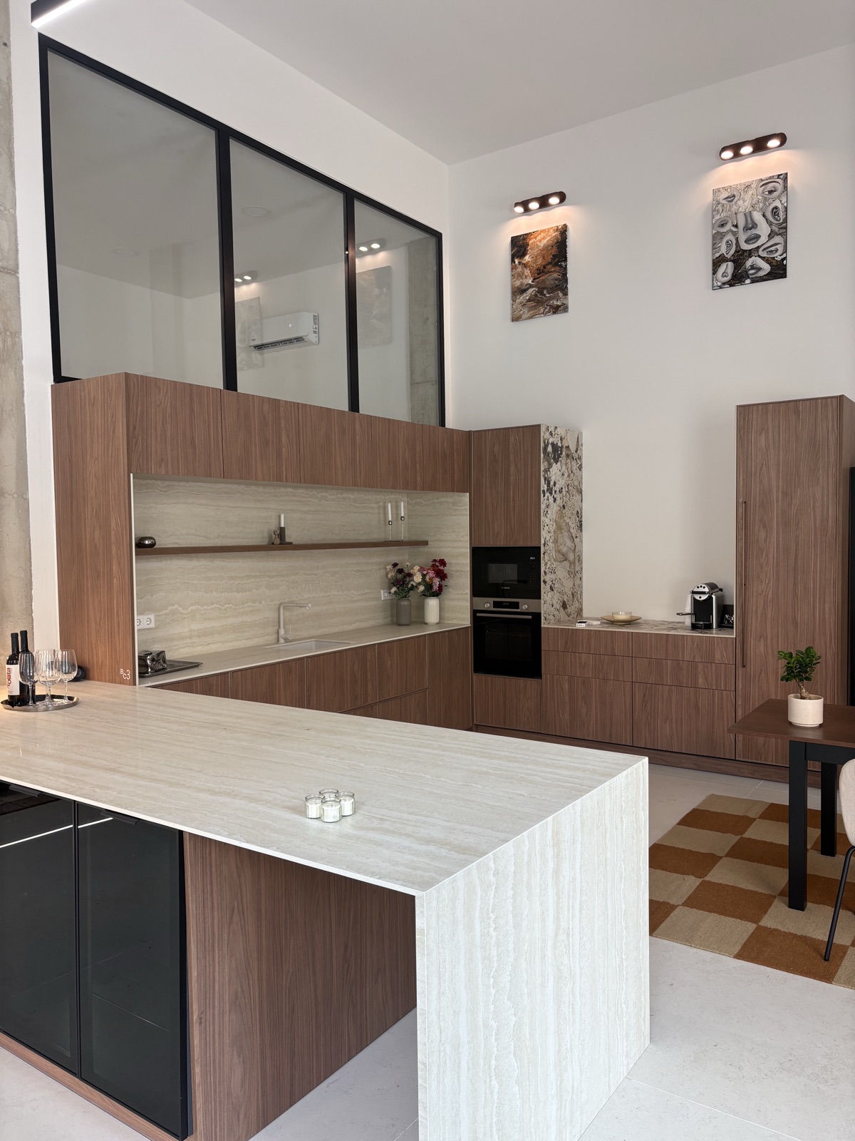 Cocina del showroom con encimera de piedra e inducción invisible