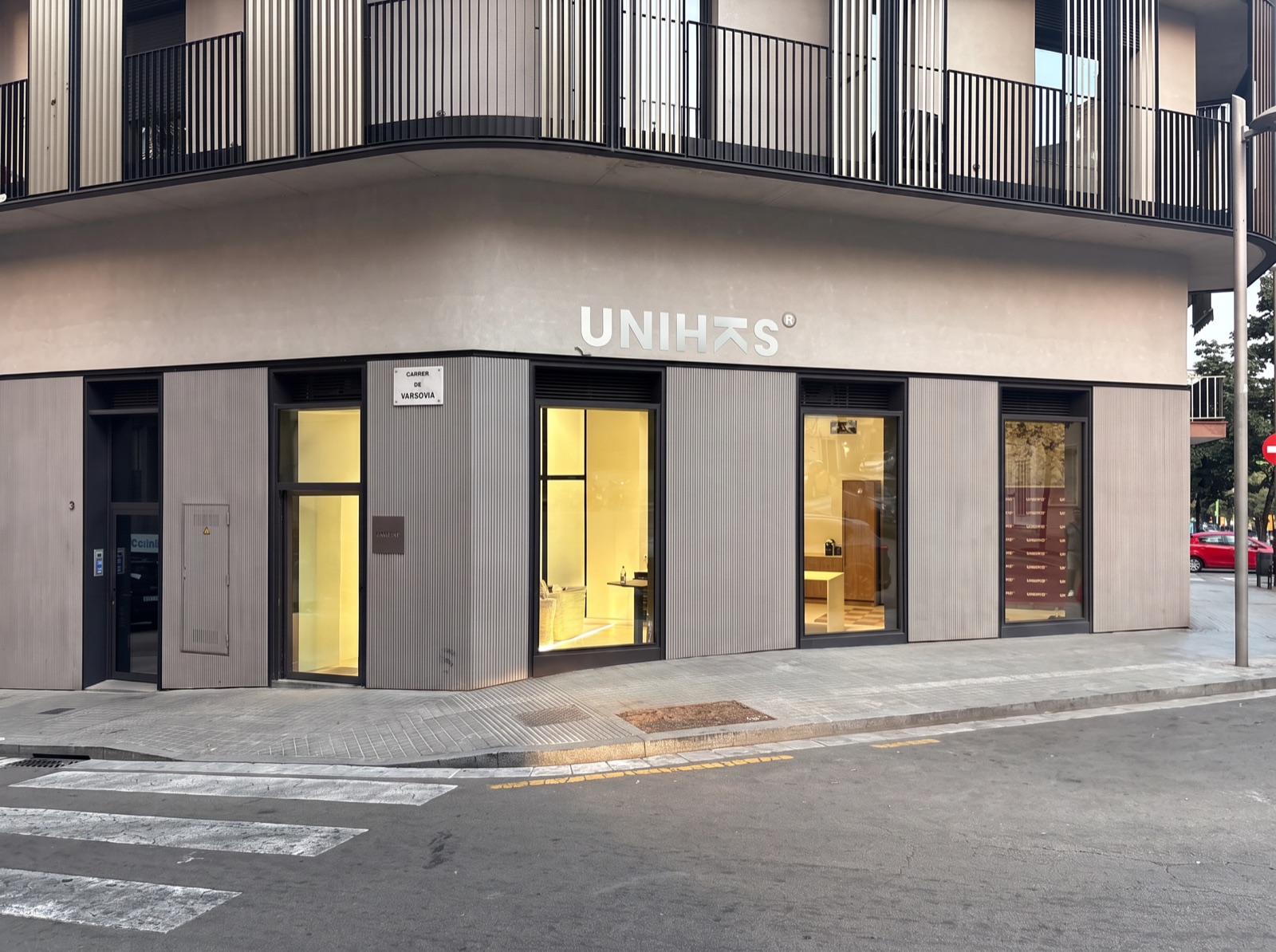 Fachada del showroom UNIHKS en Barcelona