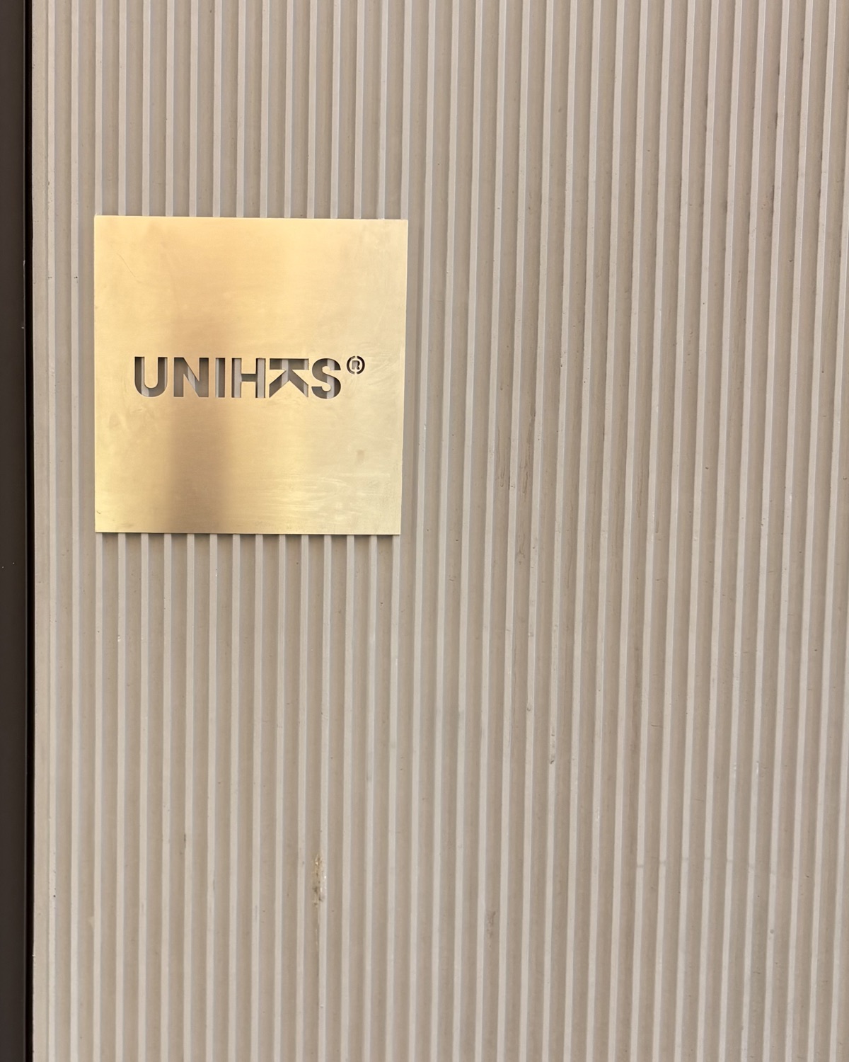 Placa de latón UNIHKS sobre panel acanalado