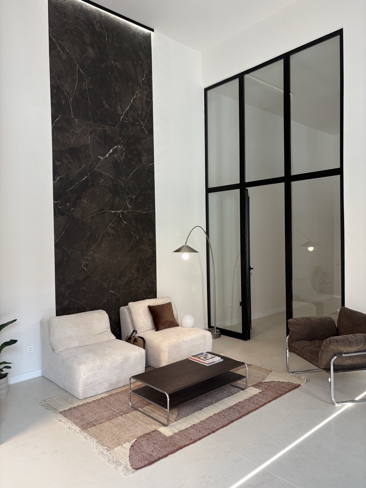 Pared de mármol oscuro en el salón del showroom